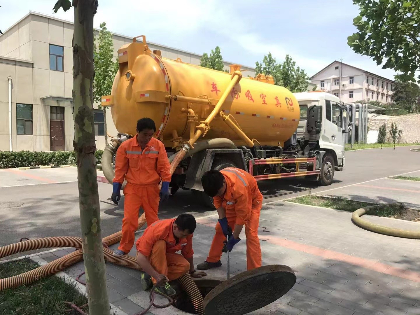 山根镇化粪池清理与5-8吨吸粪车施工效率分析